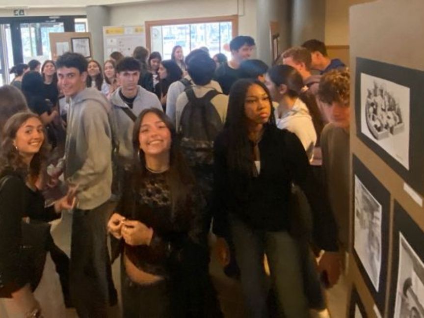 Los alumnos y alumnas del Liceo de París de AEE disfrutando de la actividad.