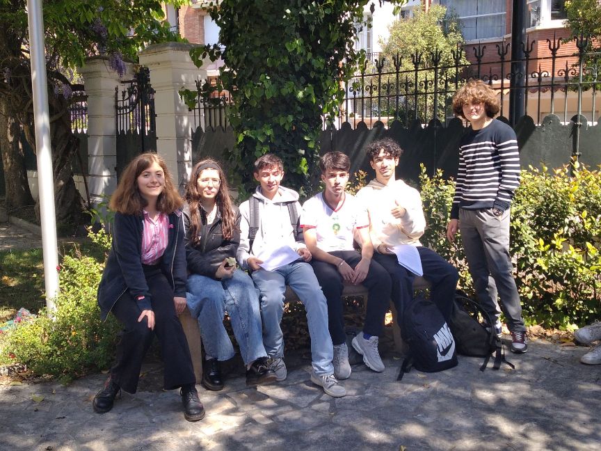 Los alumnos antes de la lectura en el jardín del Cervantes