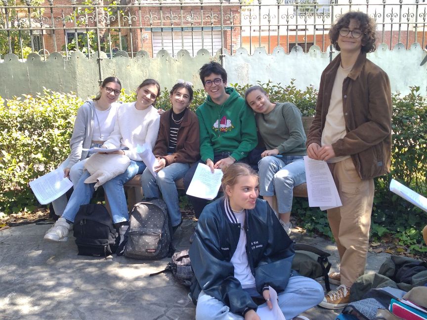 Los alumnos antes de la lectura en el jardín del Cervantes