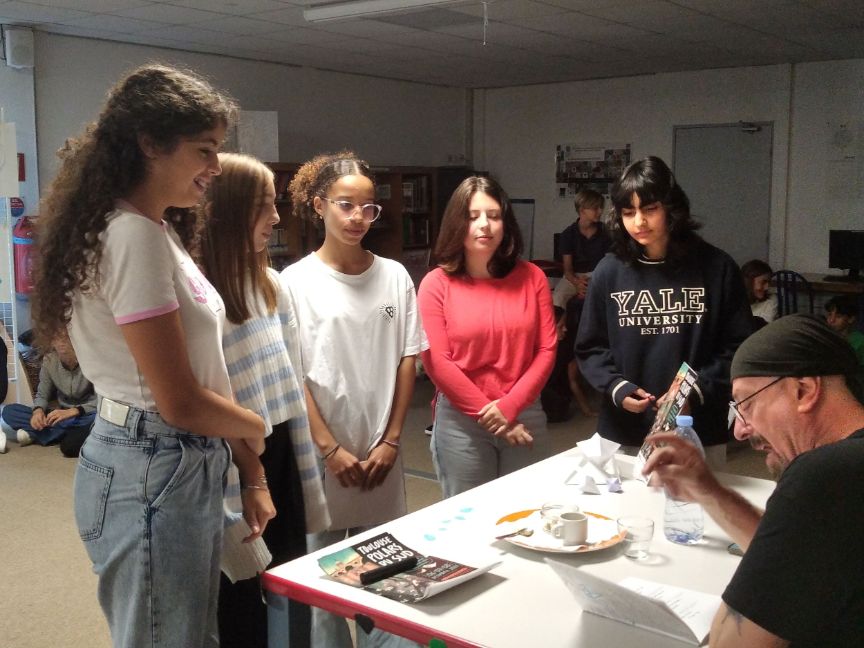 Nuestros alumnos presentando sus trabajos y recibiendo su premio en el concurso de cortos.