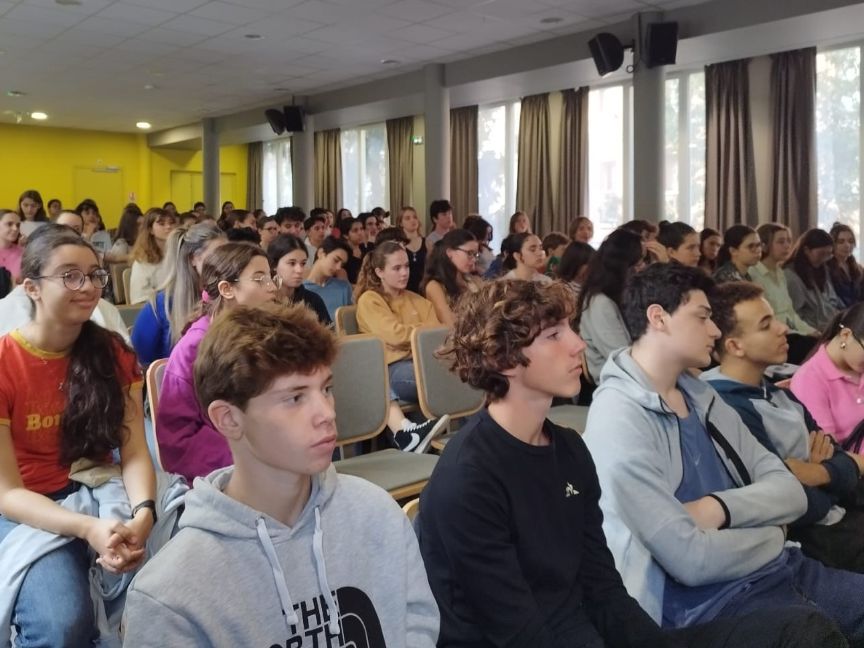 Nuestros alumnos siguiendo atentamente la ceremonia