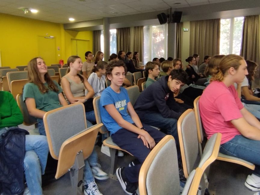 Nuestros alumnos siguiendo atentamente la ceremonia