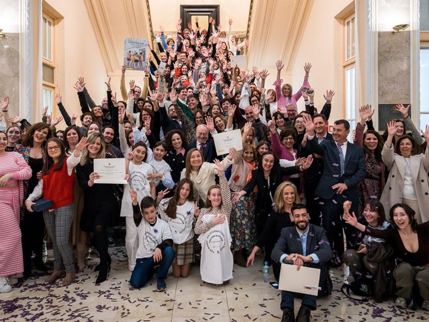 Foto en la escalera del hall del Ministerio con todos los participantes