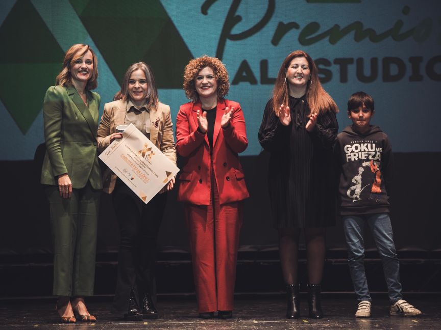 Pilar Alegría participa en la entrega de los Premios al Estudio de San Bartolomé de la Torre (Huelva)