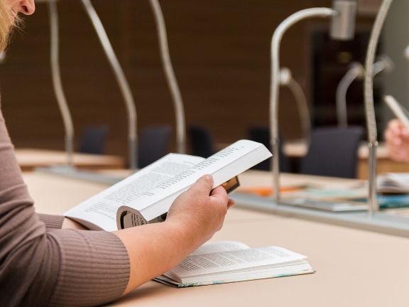 alumna leyendo