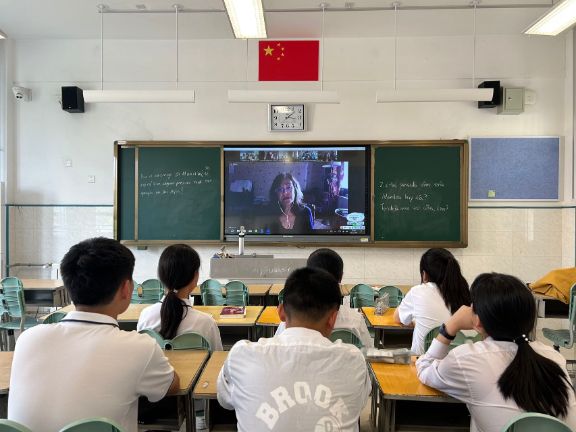 Alumnos de la Escuela de Lenguas Extranjeras de Jinan en el encuentro.