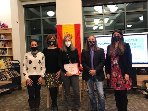 La presentación junto con los administradores, profesores y la directora académica del Instituto Cervante