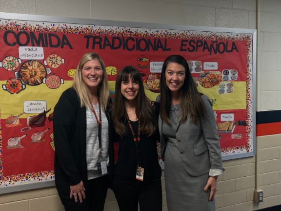 Rosa Sabater con Andrea Spaeth, coordinadora del programa de inmersión, y Staci Knigga, directora de Central Elementary School en Lawrenceburg, IN.