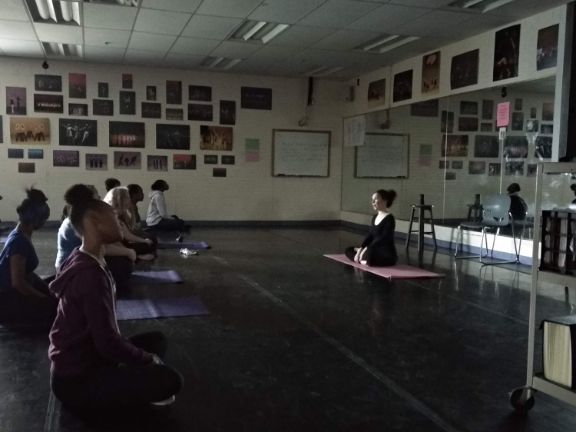 Sara Álvarez en su clase de yoga en español.