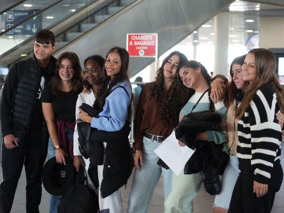 Alumnas participantes con compañeros.