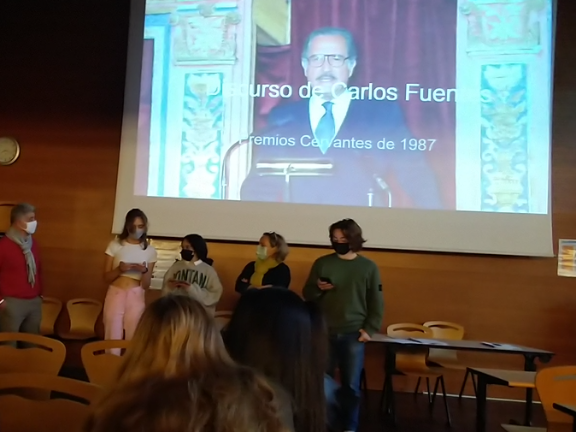 Alumnos leyendo algunos fragmentos del discurso