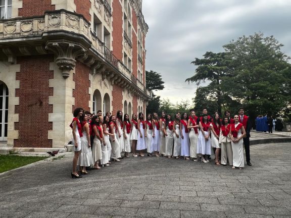 Foto de grupo de los alumnos delante del castillo del Lycée