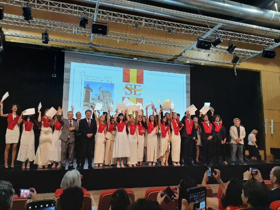 Los alumnos posando en el Ágora con sus diplomas