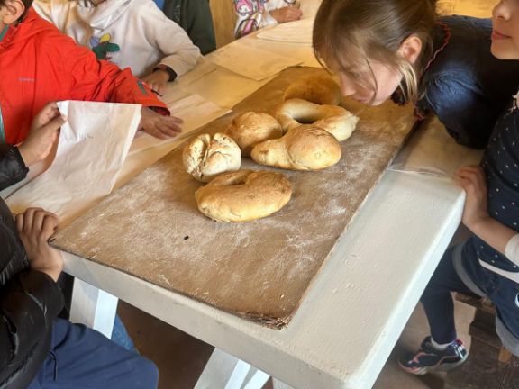 ¡Umm! Alumnos probando el pan que han cocinado