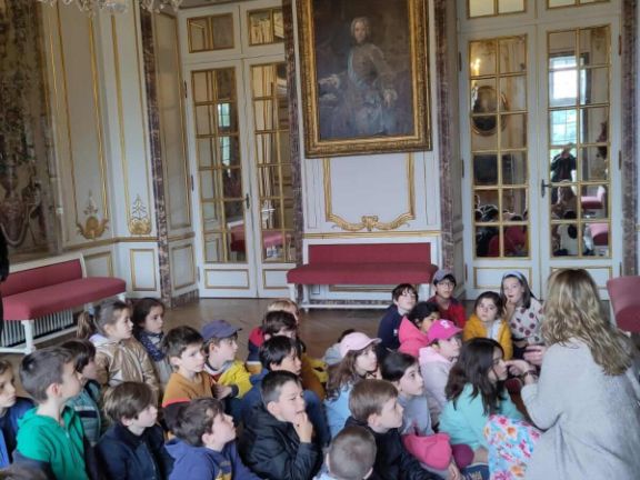 Los alumnos de CE1 y CE2 en su visita al castillo de Breteuil