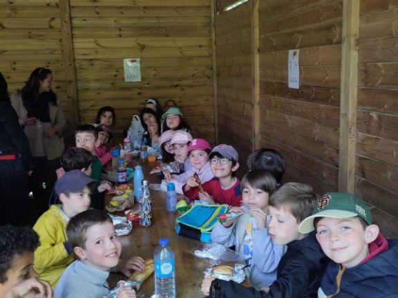 Los alumnos posando durante su comida