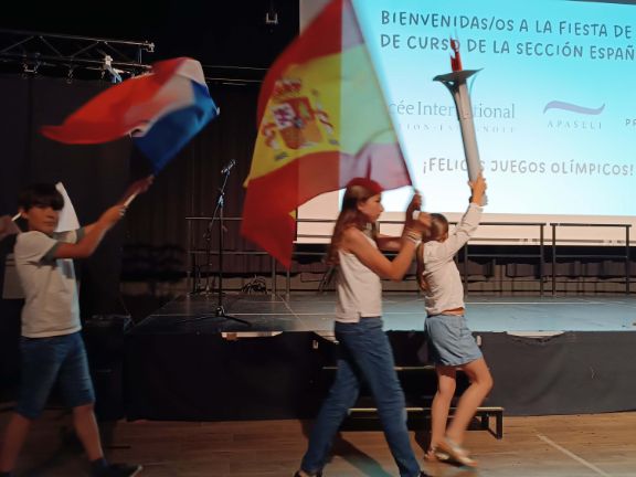 Alumnos entrando a la sala y portando nuestra antorcha olímpica