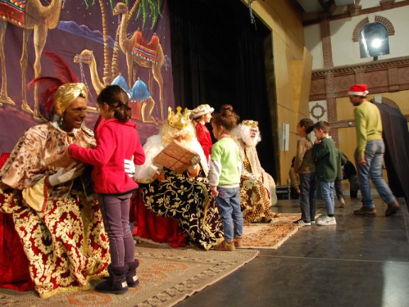 Los Reyes Magos hablando con algunos alumnos