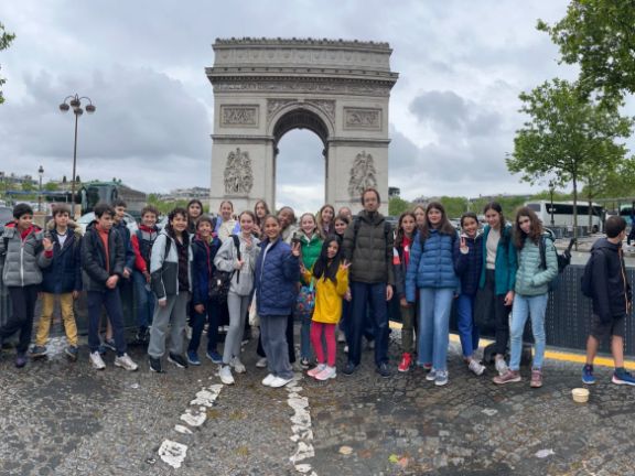 Foto de grupo de los alumnos delante del Arco del Triunfo