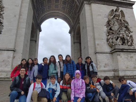 Los alumnos posando bajo el Arco del triunfo