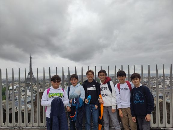 Alumnos posando en la terraza del Arco del Triunfo