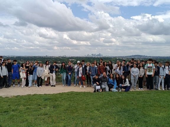 Foto de grupo con Paris al fondo