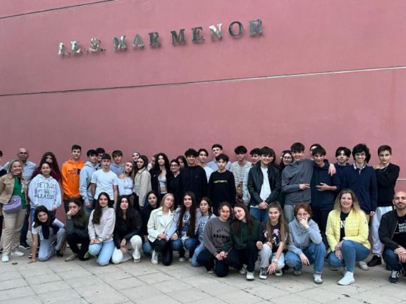 Foto de grupo de los alumnos delante del IES Mar Menor