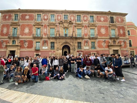 Foto de grupo en la plaza del cardenal Belluga