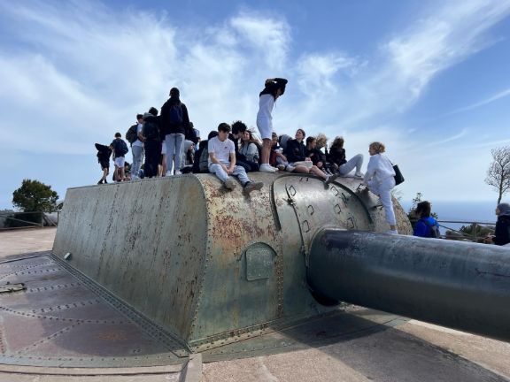 Chicos posando durante otra de sus visitas