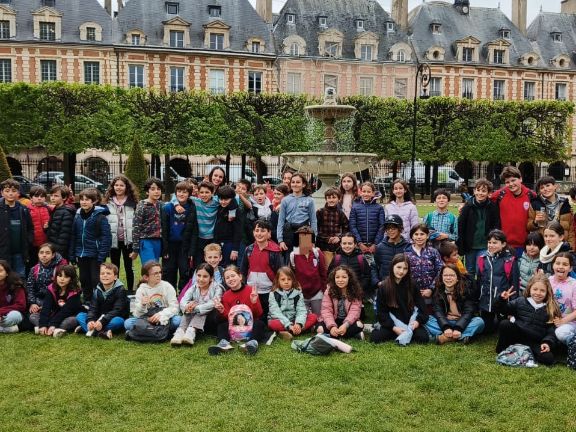 Los alumnos posando en la Plaza des Vosges