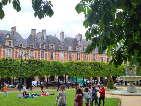 Los alumnos disfrutando en la Place des Vosges