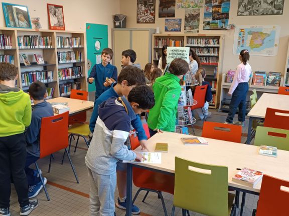 Buscando libros ocultos en la biblioteca del CDI