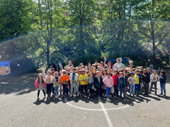 Foto de grupo de algunos de los participantes en la yincana de Don Quijote