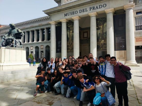 Los alumnos posando delante del Museo del Prado