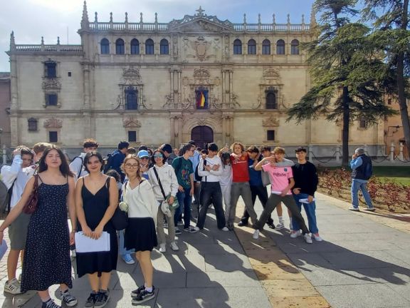 Los alumnos disfrutando de la excursión a Alcalá de Henares