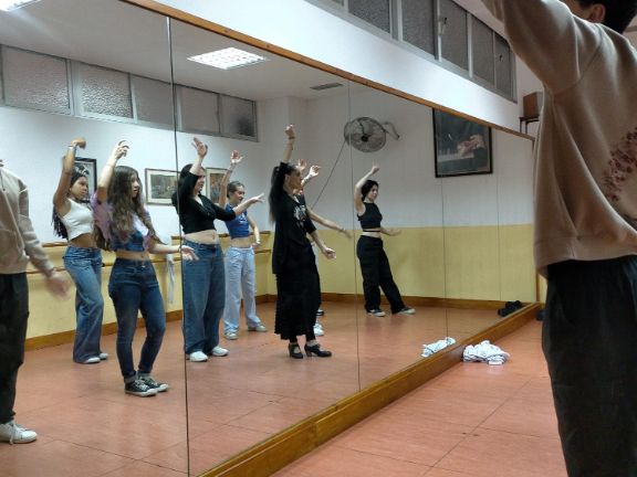 Los alumnos durante su clase de flamenco