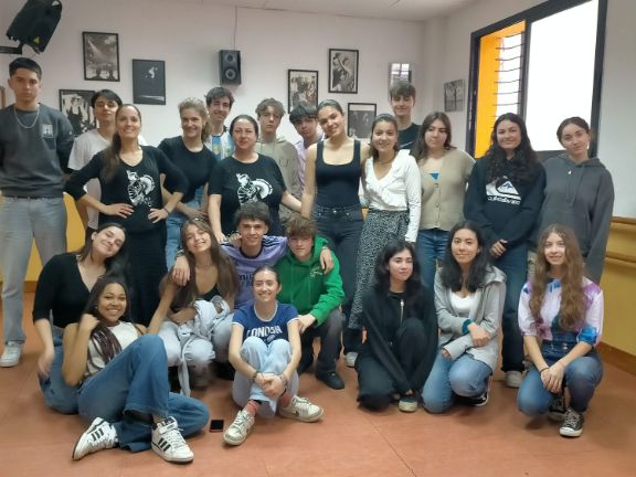 Foto de grupo tras la clase de descubrimiento del flamenco