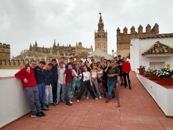 Los alumnos posando delante de la Giralda