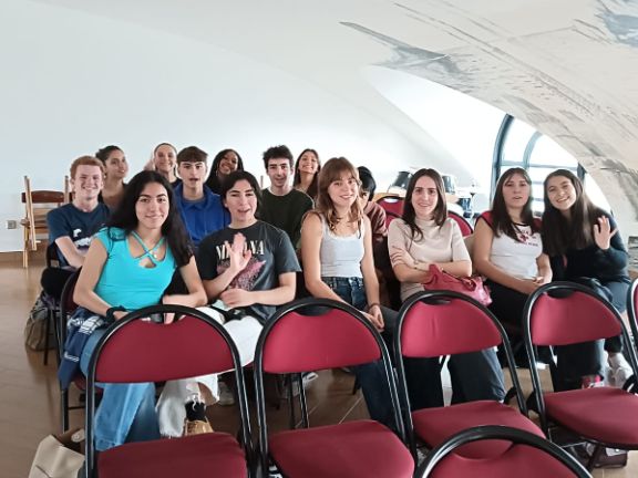 Los alumnos preparados para asistir a la conferencia