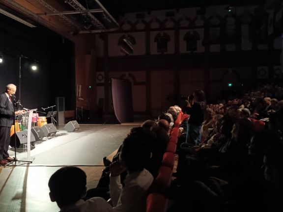 El proviseur del Lycée, M. Bonneville, durante el inicio del acto