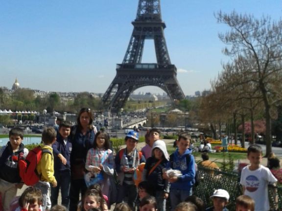 Foto de grupo de una excursión a Paris delante de la torre Eiffel