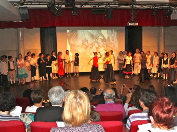 Imagen de los alumnos bailando durante una fiesta de la primavera