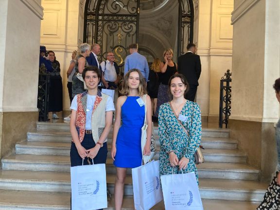 Nuestras alumnas recibiendo sus galardones.