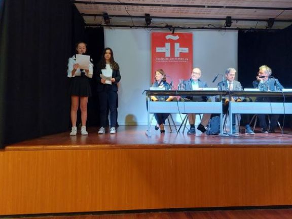 Intervención de los alumnos explicando lo que ha supuesto para ellos su paso por la sección.