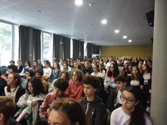 Javier Campillo dirigiéndose a los alumnos.