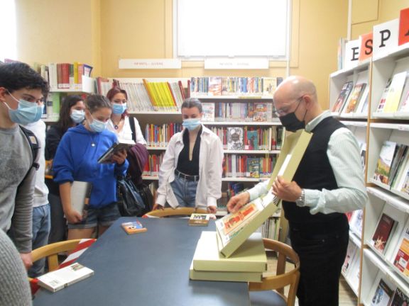 Saludo del director del Cervantes y visita a su biblioteca.