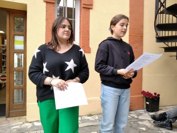 Nuestros alumnos comentando y recitando distintos poemas de José Hierro.