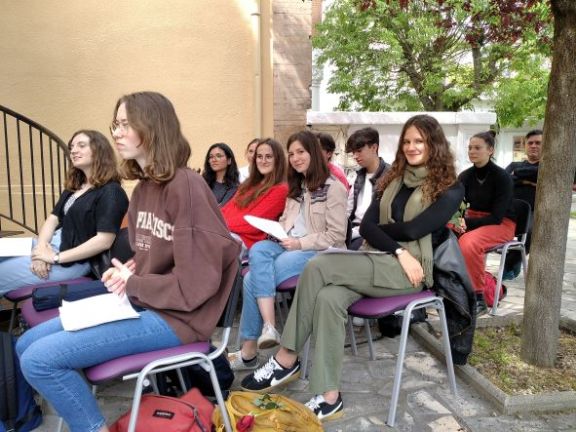 Los alumnos de première recitando los poemas de José Hierro en el Instituto Cervantes.