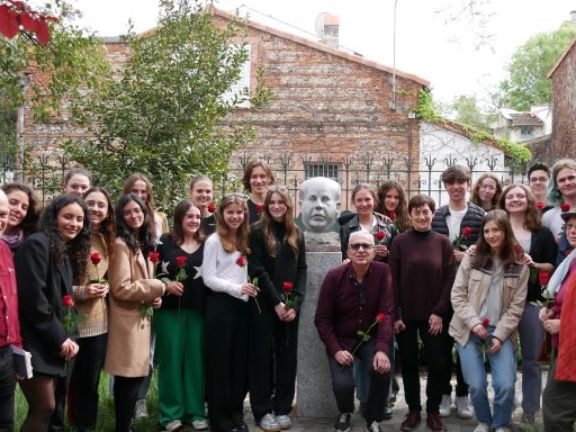 Los alumnos de première recitando los poemas de José Hierro en el Instituto Cervantes.