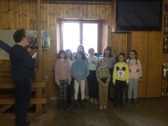 alumnos cantando en la merienda de Sion 